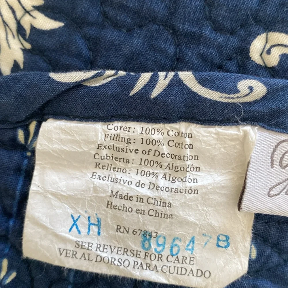 In excellent condition 2 sided quilt and dust ruffle size queen bed cover.